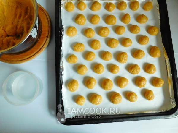 Скатать из теста шарики