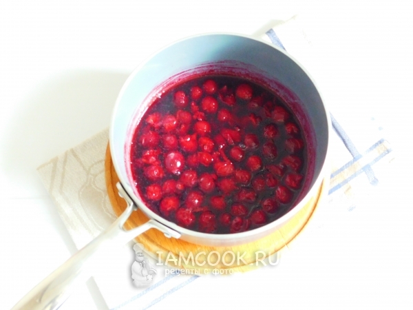 Положить в воду вишню