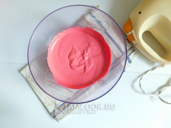 Взбить вишневый мусс миксером