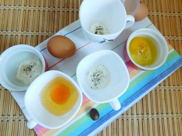 Положить в формочки сметану и яйца