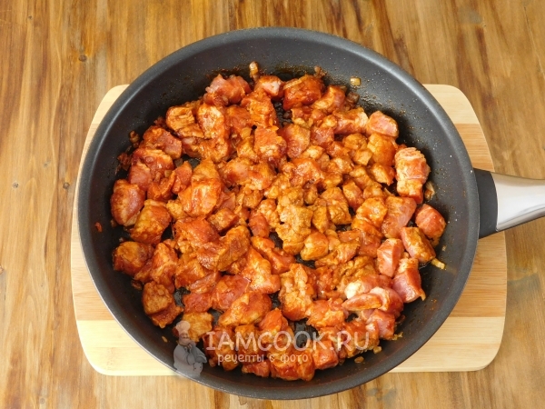 Пожарить мясо с луком