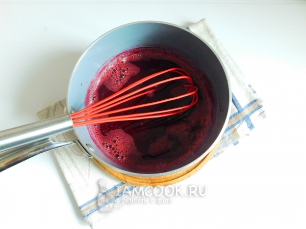 Взбить вишневое пюре с сахаром