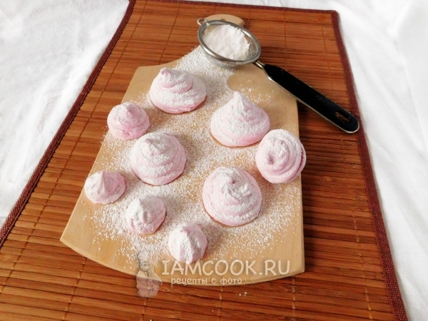 Посыпать зефир сахарной пудрой