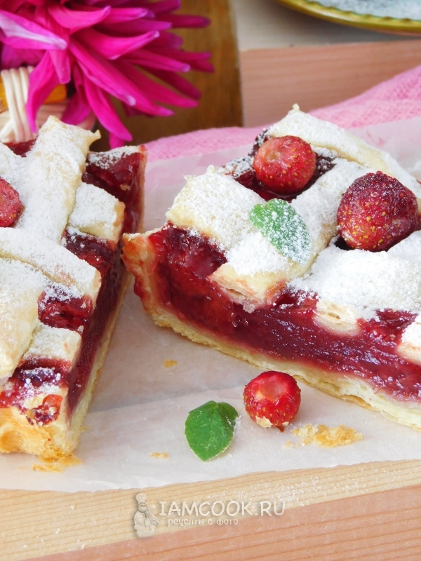 Пирог из слоеного теста с замороженной клубникой