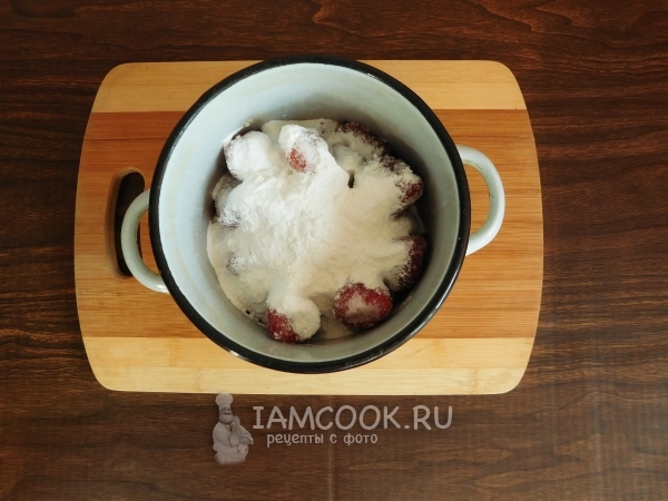 Соединить клубнику, сахар и крахмал