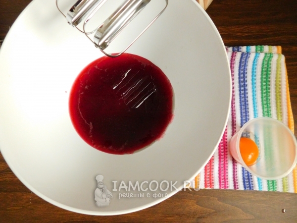 Соединить ягодный сироп и белок