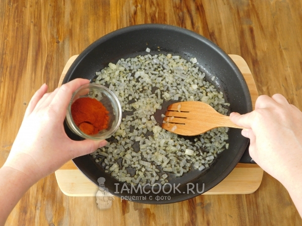 Обжарить лук