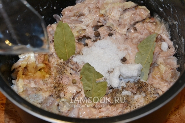 Добавить специи и соль