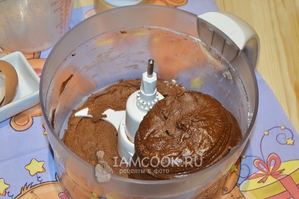 Взбить шоколадное тесто в блендере