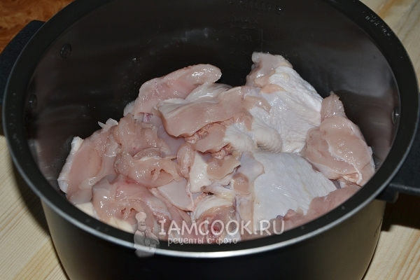 Положить курицу в мультиварку