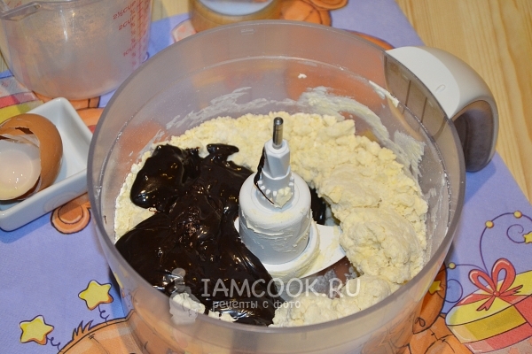 Добавить шоколадную массу