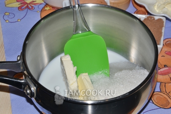 Соединить масло, сахар и молоко