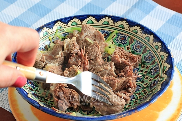 Достать из бульона мясо