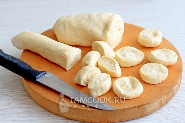 Порезать тесто на кусочки