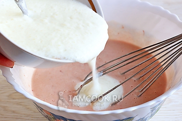 Влить кефир с содой