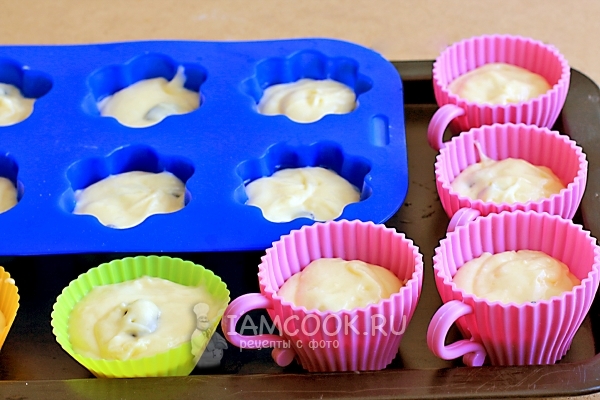 Переложить тесто в формочки