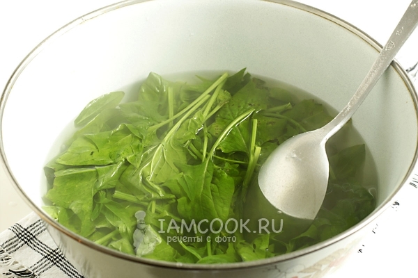 Залить шпинат кипятком