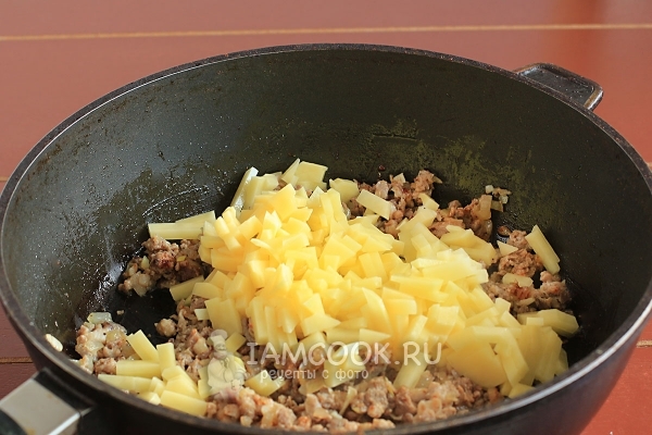 Добавить картошку к фаршу