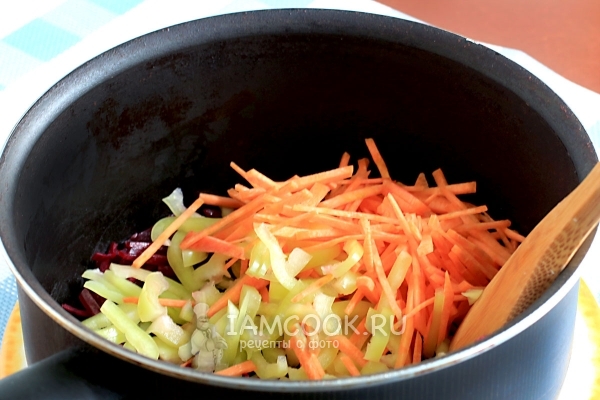 Положить морковь и перец