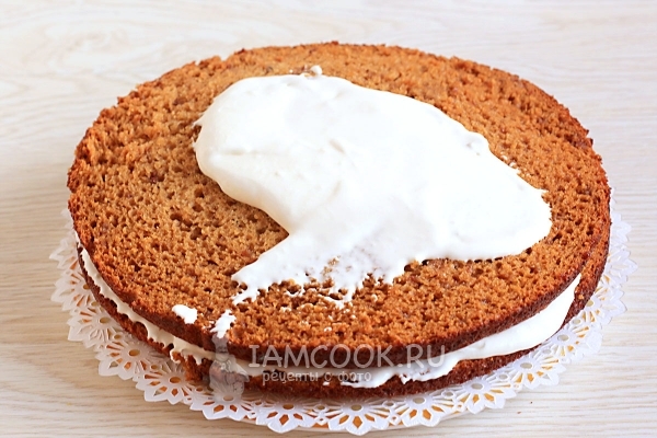 Промазать коржи кремом