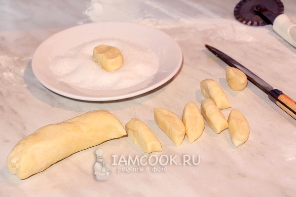 Обвалять тесто в сахаре