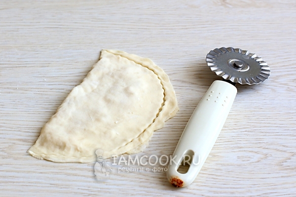 Обрезать края теста