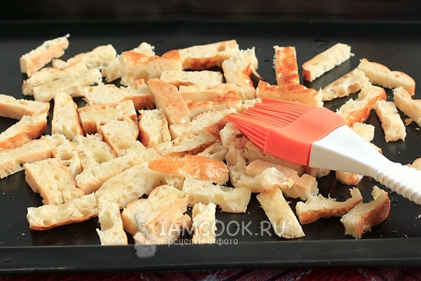 Положить хлеб на противень