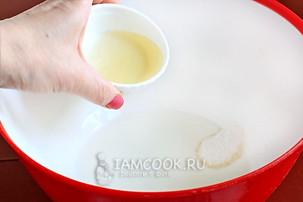 Соединить кефир, сахар и масло