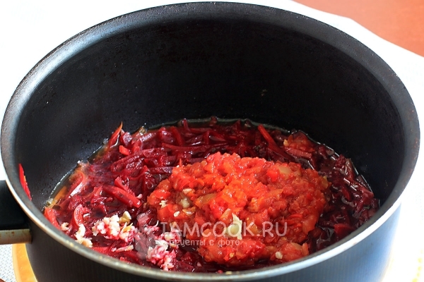 Положить чеснок и томатную пасту