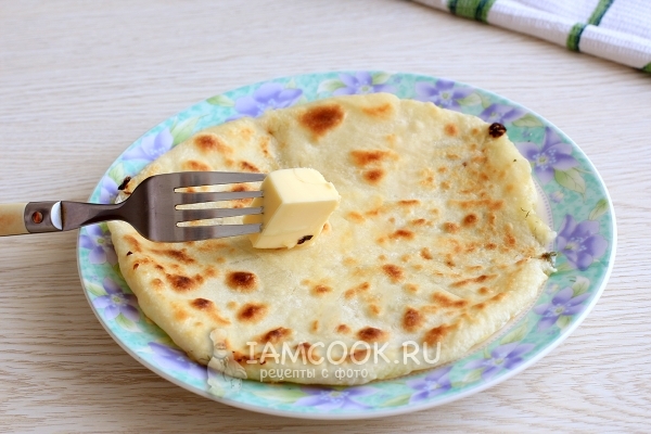 Смазать лепешку маслом