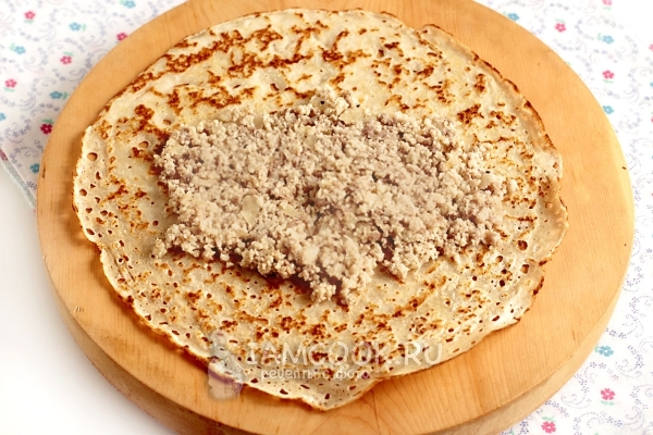 Положить на блин фарш