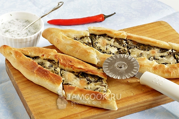 Фото турецких пиде со шпинатом и брынзой