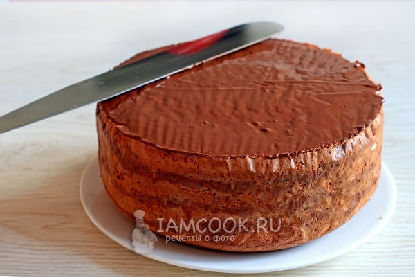 Смазать бисквит шоколадом