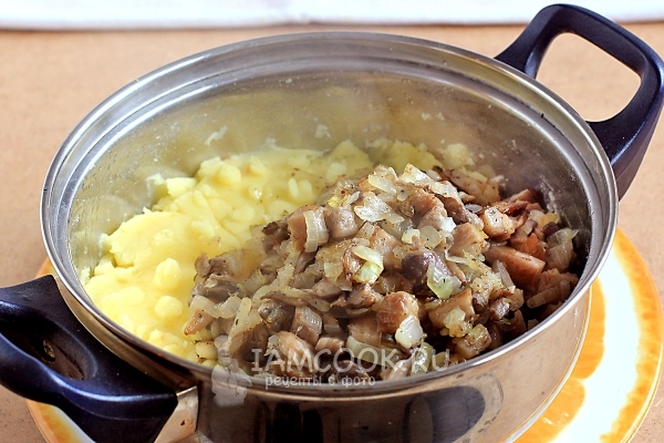 Добавить грибы с луком