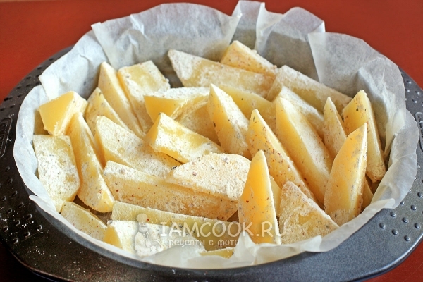 Выложить картофель в форму