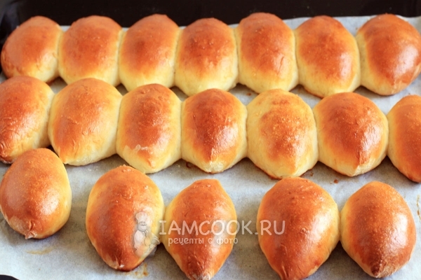 Печеные пирожки с рисом, яйцом и зеленым луком