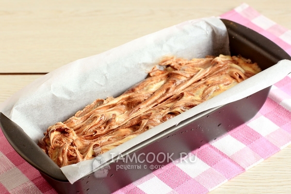 Переложить тесто в форму