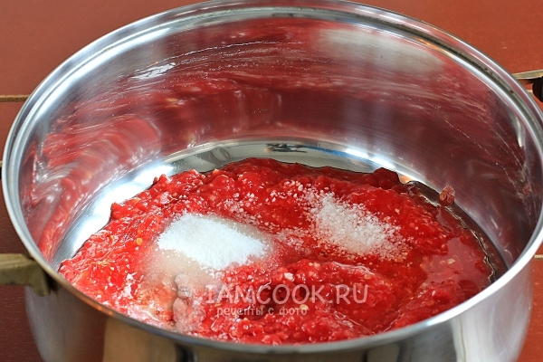 Добавить специи, масло, соль и сахар