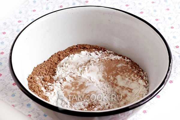 Смешать муку с какао