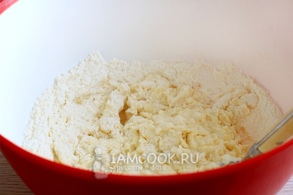 Смешать воду, масло и муку