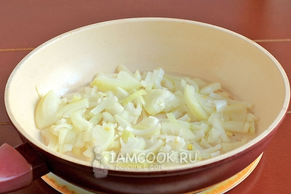 Обжарить лук