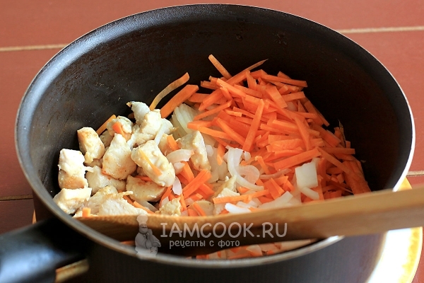 Обжарить мясо с луком и морковью