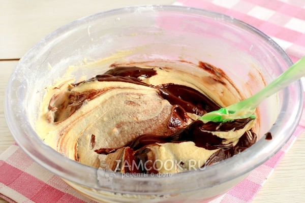 Размешать тесто с шоколадом