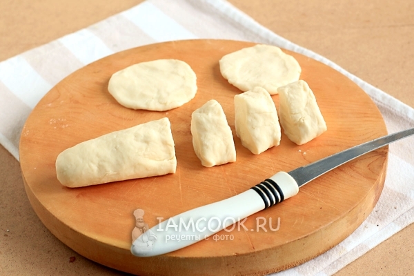 Порезать тесто на кусочки
