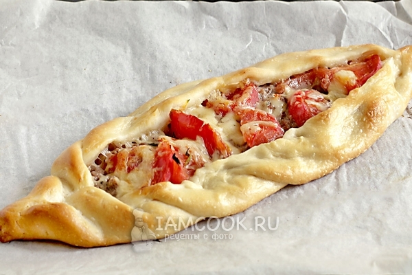 Готовые турецкие пиде со шпинатом и брынзой