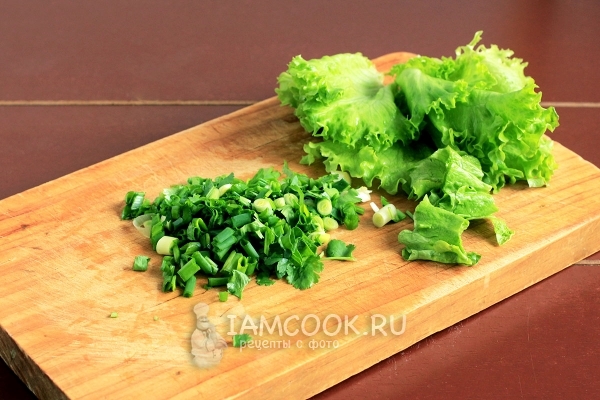 Порезать лук и салат