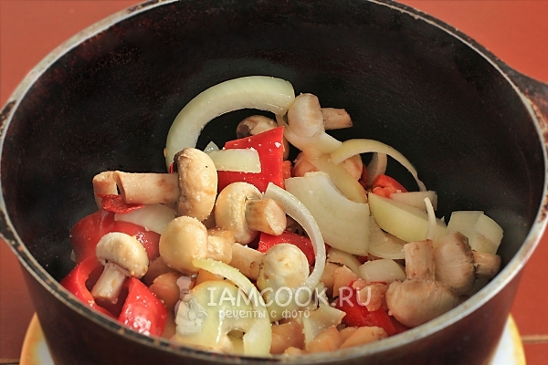Добавить грибы, лук и перец