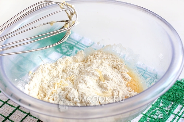 Всыпать муку