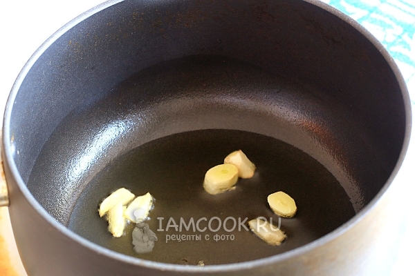 Обжарить чеснок