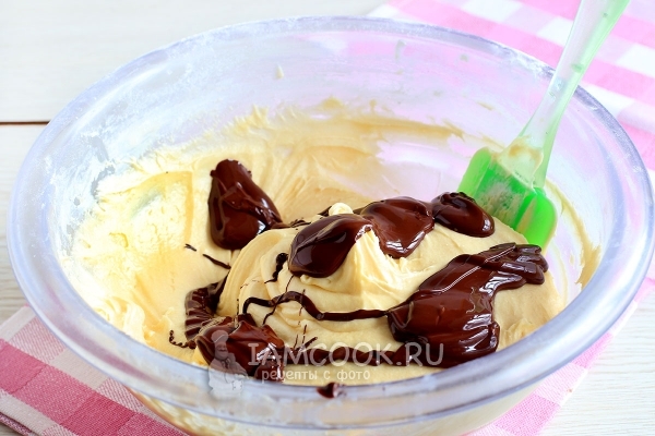 Положить шоколад в тесто